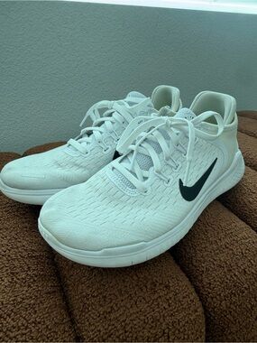 Nike Women's Free RN 2018 Running Shoe (7.5, White/Black)